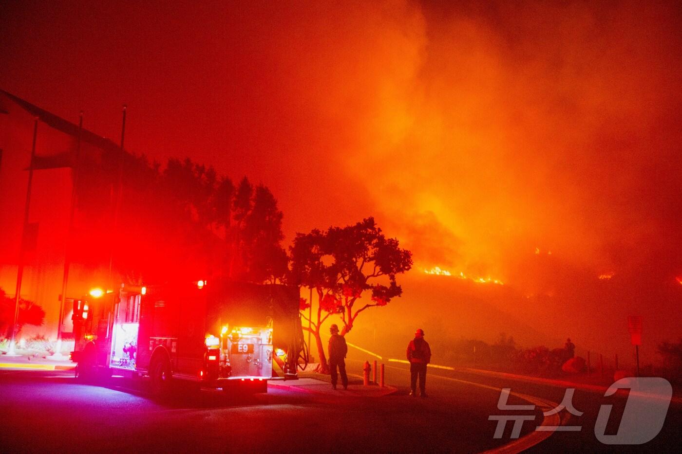 본문 이미지 - 미국 캘리포니아 말리부에서 발생한 산불 '프랭클린'을 진화하기 위해 10일 소방관들이 현장에 출동해 있다. 2024.12.10 ⓒ 로이터=뉴스1 ⓒ News1 강민경 기자