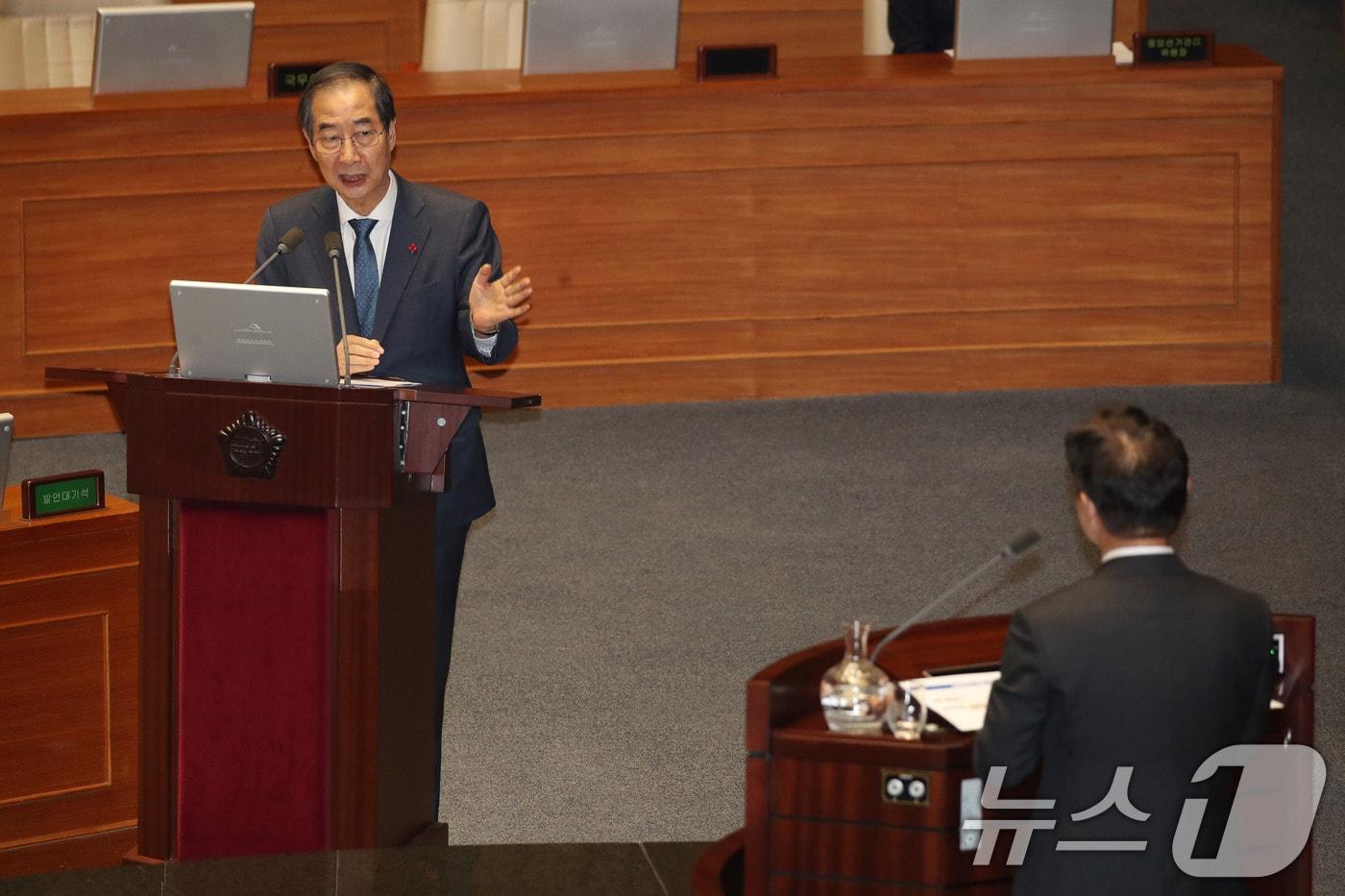 한덕수 국무총리가 11일 오후 서울 여의도 국회에서 열린 제419회국회(임시회) 제1차 본회의 윤석열 대통령 위헌적 비상계엄 선포 내란행위 관련 긴급현안질문에서 박범계 더불어민주당 의원의 질의에 답하며 설전을 벌이고 있다.2024.12.11/뉴스1 ⓒ News1 이광호 기자