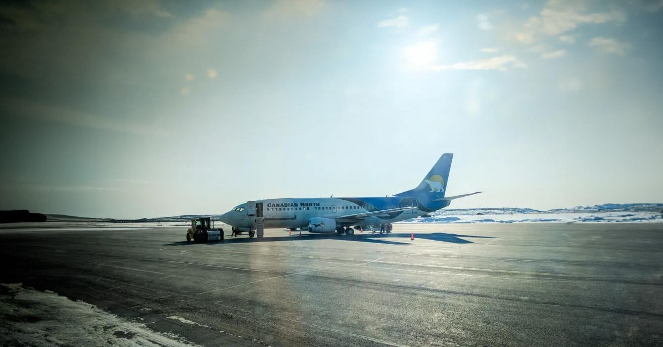 본문 이미지 - 공항 활주로 확장 프로젝트는 캐나다 국방부의 중요한 인프라 업그레이드로, 이누빅 공항의 용량과 안전성을 강화하는 것을 목표로 한다. 2024. 12. 10/ <출처: Northwind Industries홈페이지>