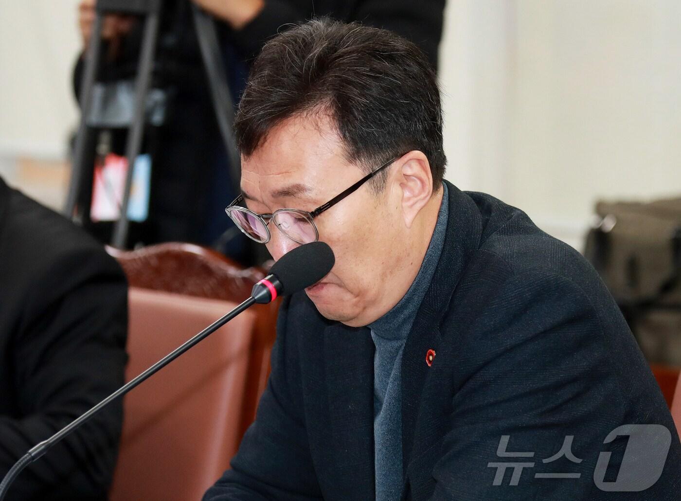 본문 이미지 - 국민의힘 소속 이남근 제주특별자치도의회 의원이 11일 오전 열린 제434회 제주도의회 임시회 행정자치위원회 제1차 회의에서 12·3 비상계엄 사태에 대한 사과 입장을 밝히고 있다.&#40;제주특별자치도의회 제공&#41;