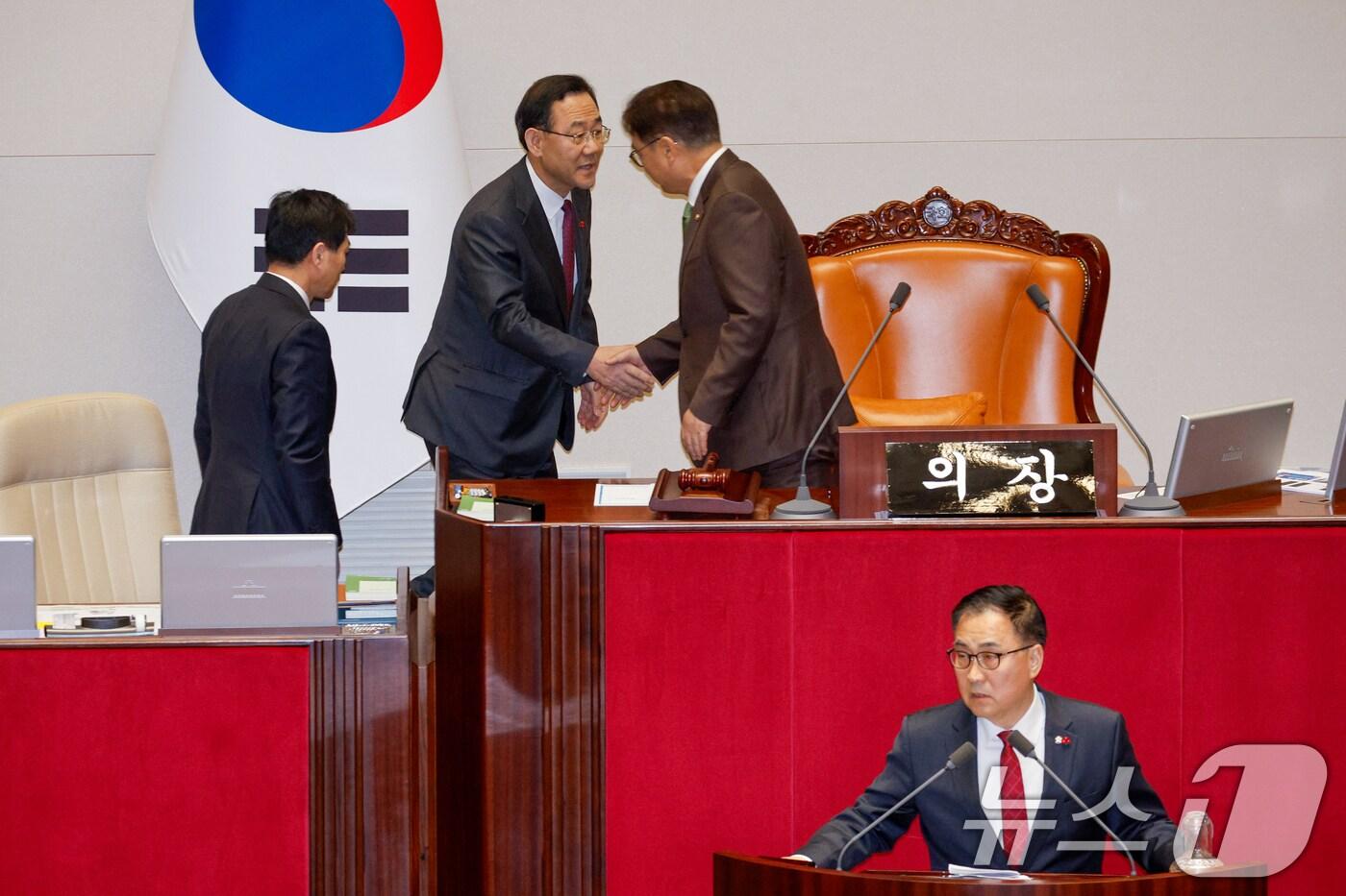 우원식 국회의장과 주호영 부의장이 11일 오후 서울 여의도 국회에서 열린 제419회국회(임시회) 제1차 본회의에서 윤석열 대통령 위헌적 비상계엄 선포 내란행위 관련 긴급현안질문 중 교대하고 있다. 2024.12.11/뉴스1 ⓒ News1 안은나 기자