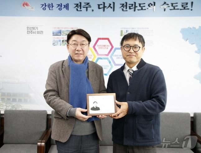 본문 이미지 - 전길배 평화사회복지관장(오른쪽)이 11일 우범기 전주시장으로부터 제4대 전주명예관찰사 위촉장을 받았다.(전주시 제공)/뉴스1