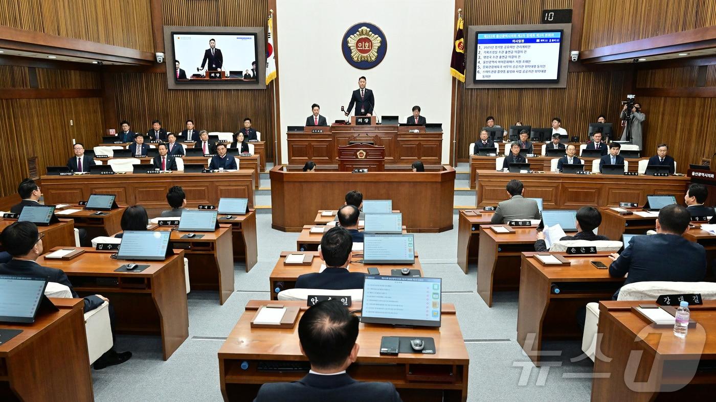 본문 이미지 - 울산시의회는 11일 오전 제252회 제2차 정례회 제3차 본회의를 열고 시와 시교육청이 제출한 내년도 당초예산안을 수정 가결했다.(울산시의회 제공)