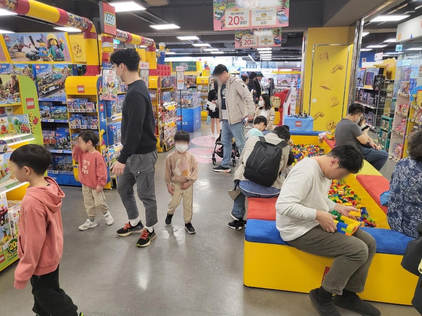 본문 이미지 - 롯데마트 제타플렉스 잠실점 토이저러스 매장(롯데쇼핑 제공)