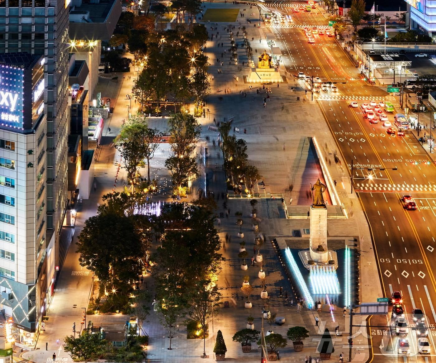 본문 이미지 -  광화문 광장 경관조명 &#40;서울시 제공&#41;