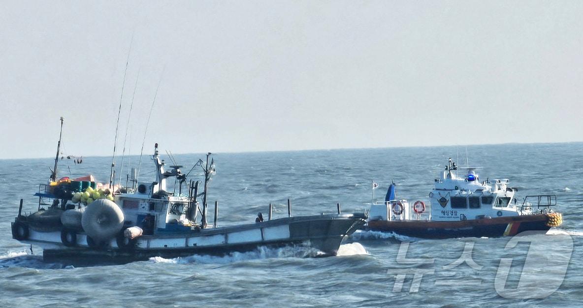 본문 이미지 - 음주 선박에 접근 중인 목포해경의 모습. &#40;목포해경 제공&#41;/뉴스1