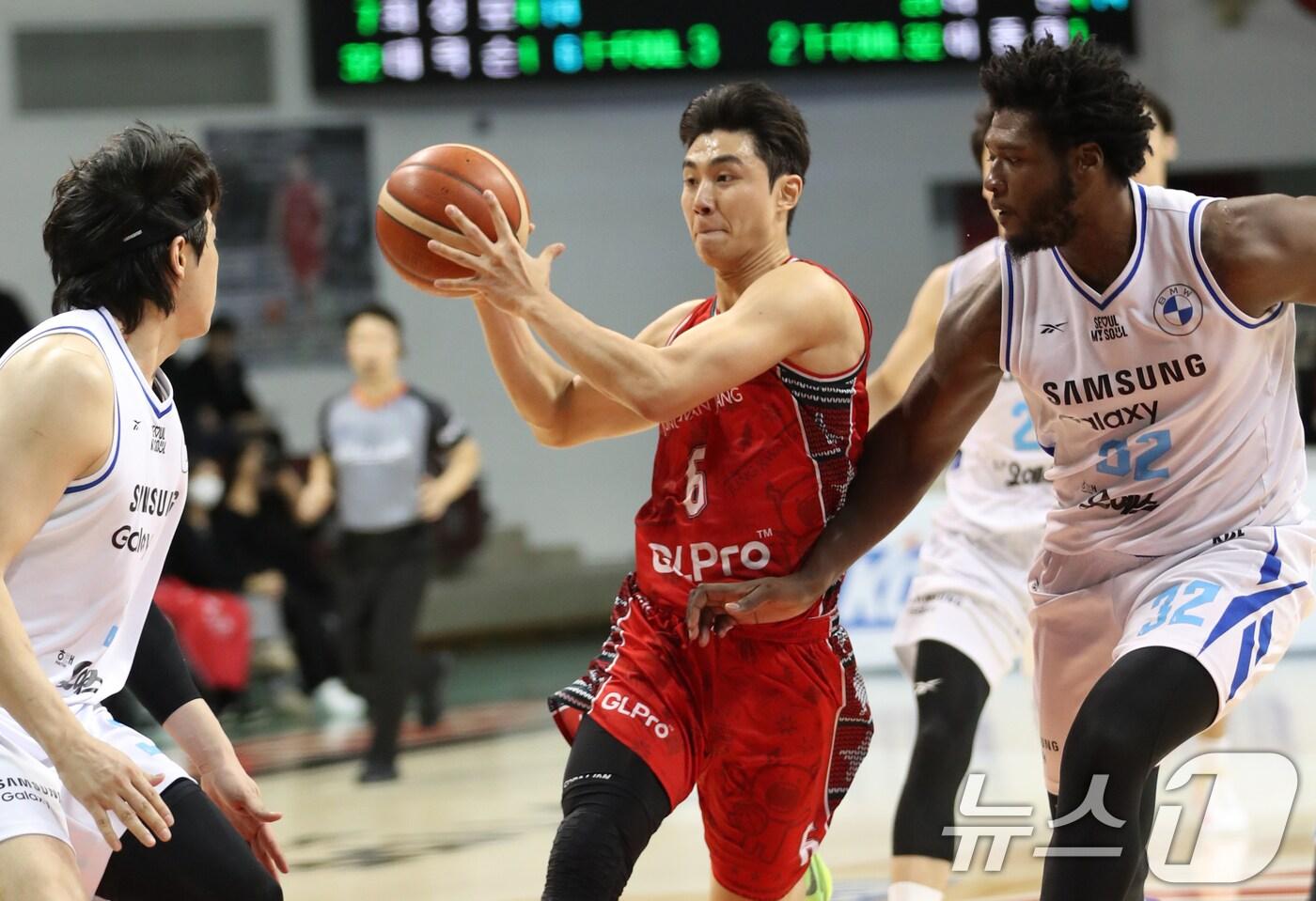 본문 이미지 - 11일 오후 경기 안양시 동안구 안양 정관장 아레나에서 열린 '2024-2025 KCC 프로농구' 정규리그 안양 정관장 레드부스터스와 서울 삼성 썬더스의 경기에서 정관장 박지훈이 돌파하고 있다. 2024.12.11/뉴스1 ⓒ News1 김영운 기자