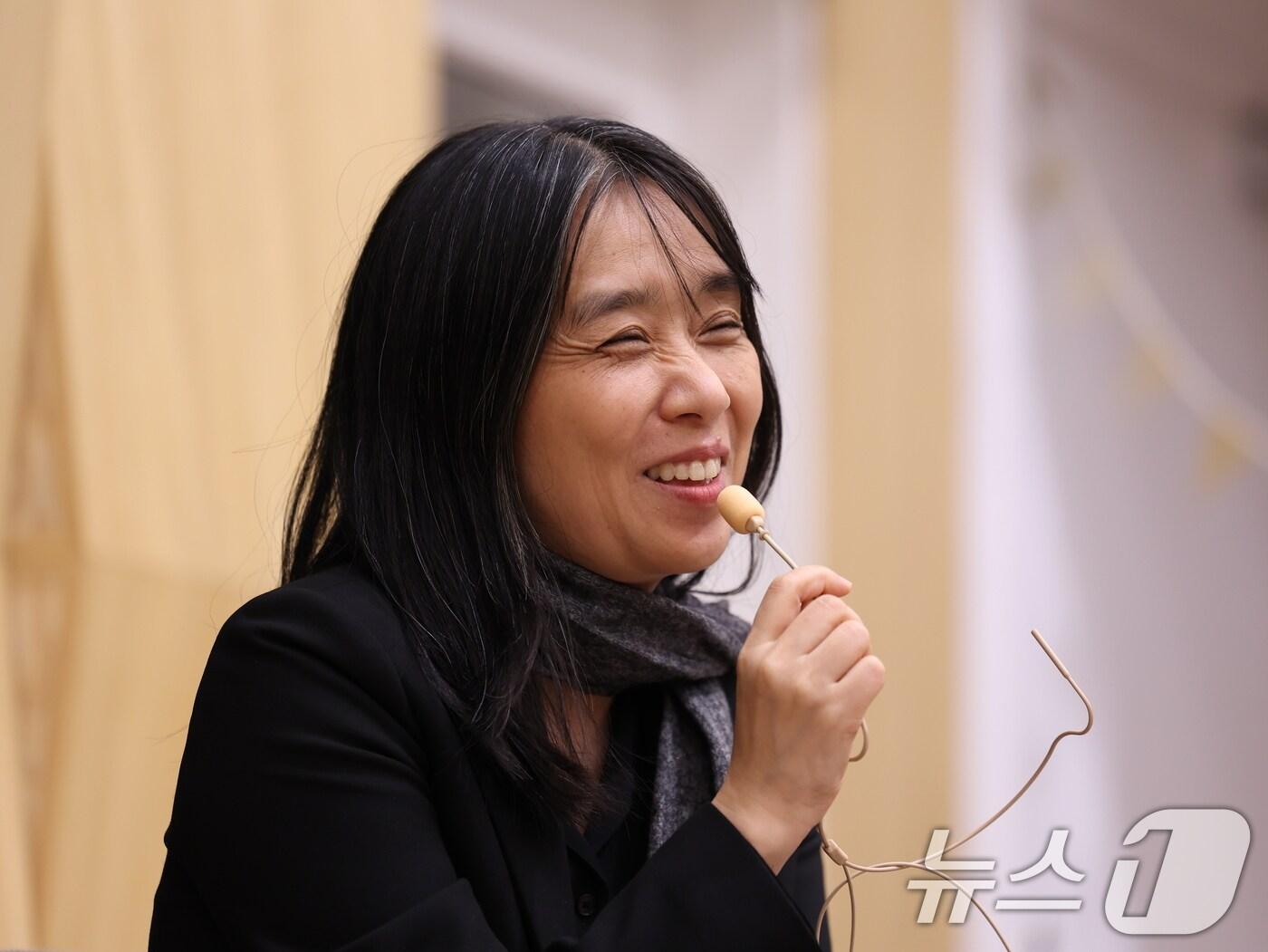 본문 이미지 - 노벨문학상을 수상한 한강이 11일(현지시간) 스웨덴 스톡홀름 스웨덴어판 출판사 ‘나투르 오크 쿨투르’에서 열린 한국 기자단과의 기자간담회에서 취재진 질문에 답하고 있다. 2024.12.11/뉴스1 ⓒ News1 박지혜 기자