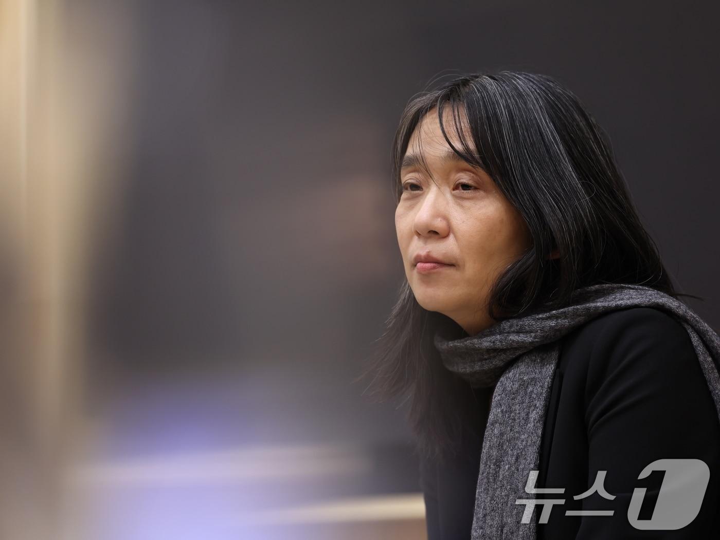 본문 이미지 - 노벨문학상을 수상한 한강이 11일(현지시간) 스웨덴 스톡홀름 스웨덴어판 출판사 ‘나투르 오크 쿨투르’에서 열린 한국 기자단과의 기자간담회에서 취재진 질문을 경청하고 있다. 2024.12.11/뉴스1 ⓒ News1 박지혜 기자