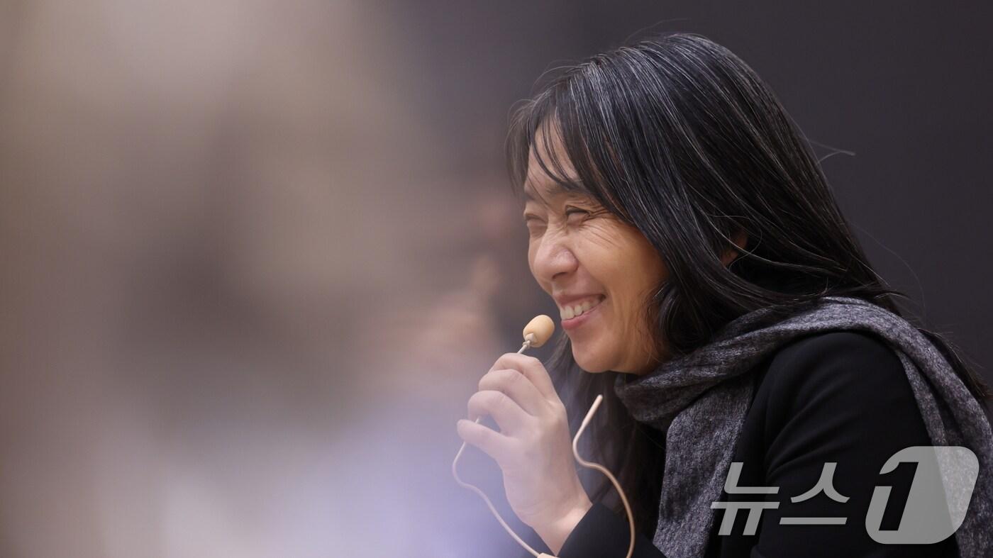 본문 이미지 - 노벨문학상을 수상한 한강이 11일(현지시간) 스웨덴 스톡홀름 스웨덴어판 출판사 ‘나투르 오크 쿨투르’에서 열린 한국 기자단과의 기자간담회에서 취재진 질문에 답하고 있다. 2024.12.12/뉴스1 ⓒ News1 박지혜 기자