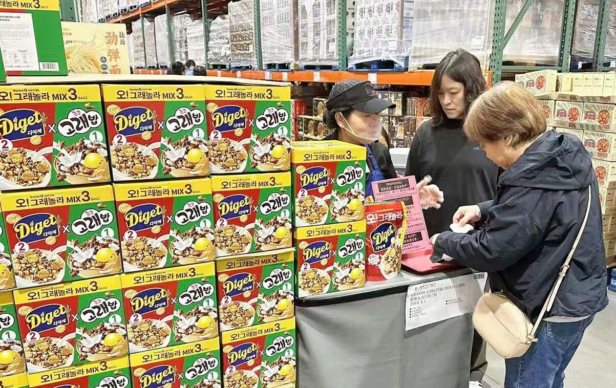 본문 이미지 - 오리온 ‘오!그래놀라’ 중국 코스트코 상하이점 판매 사진.(오리온 제공)