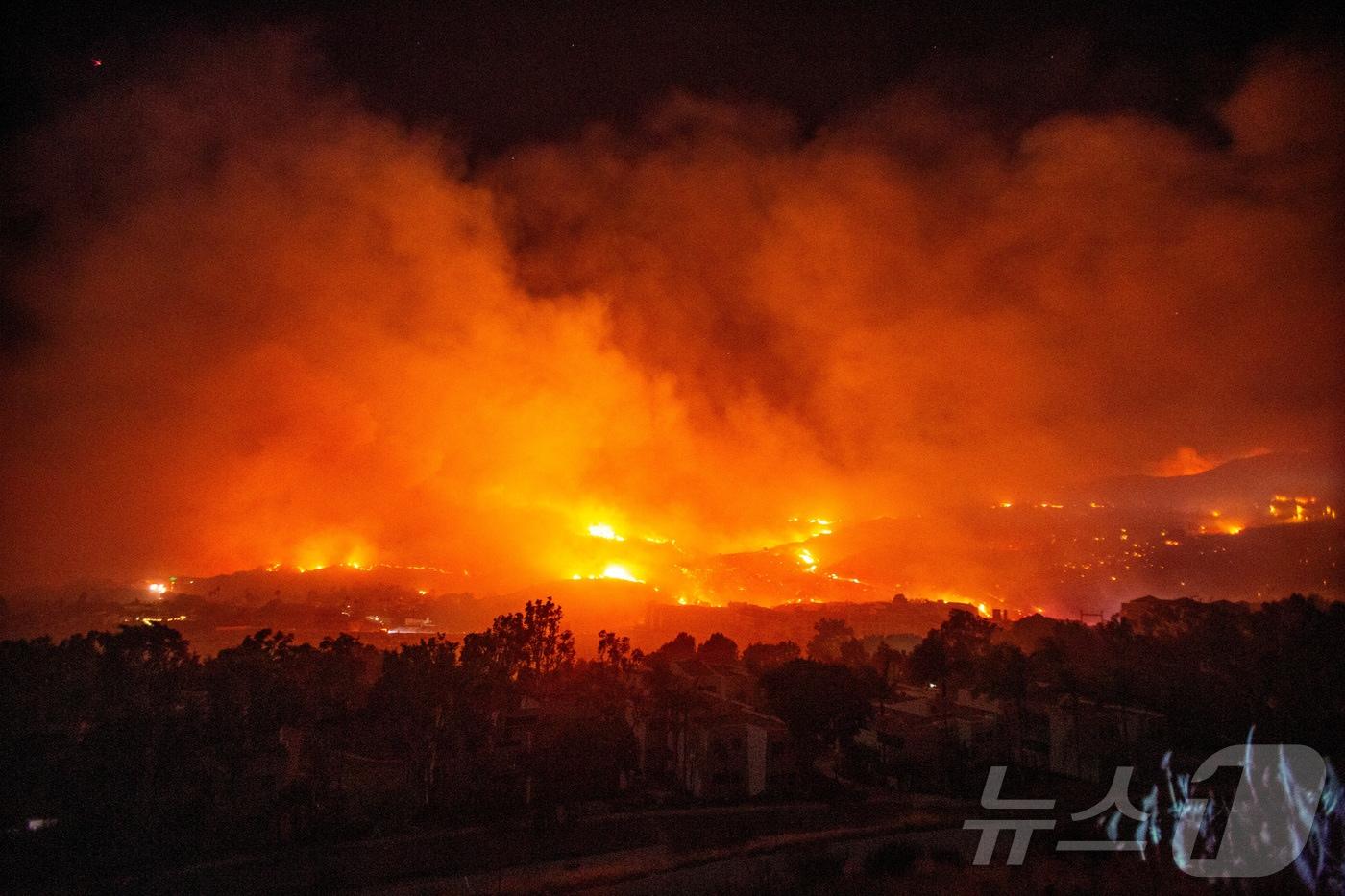 본문 이미지 - 10일(현지시간) 미국 캘리포니아주 말리부에서 발생한 산불 '프랭클린'의 모습. 2024.12.10 ⓒ 로이터=뉴스1 ⓒ News1 김지완 기자