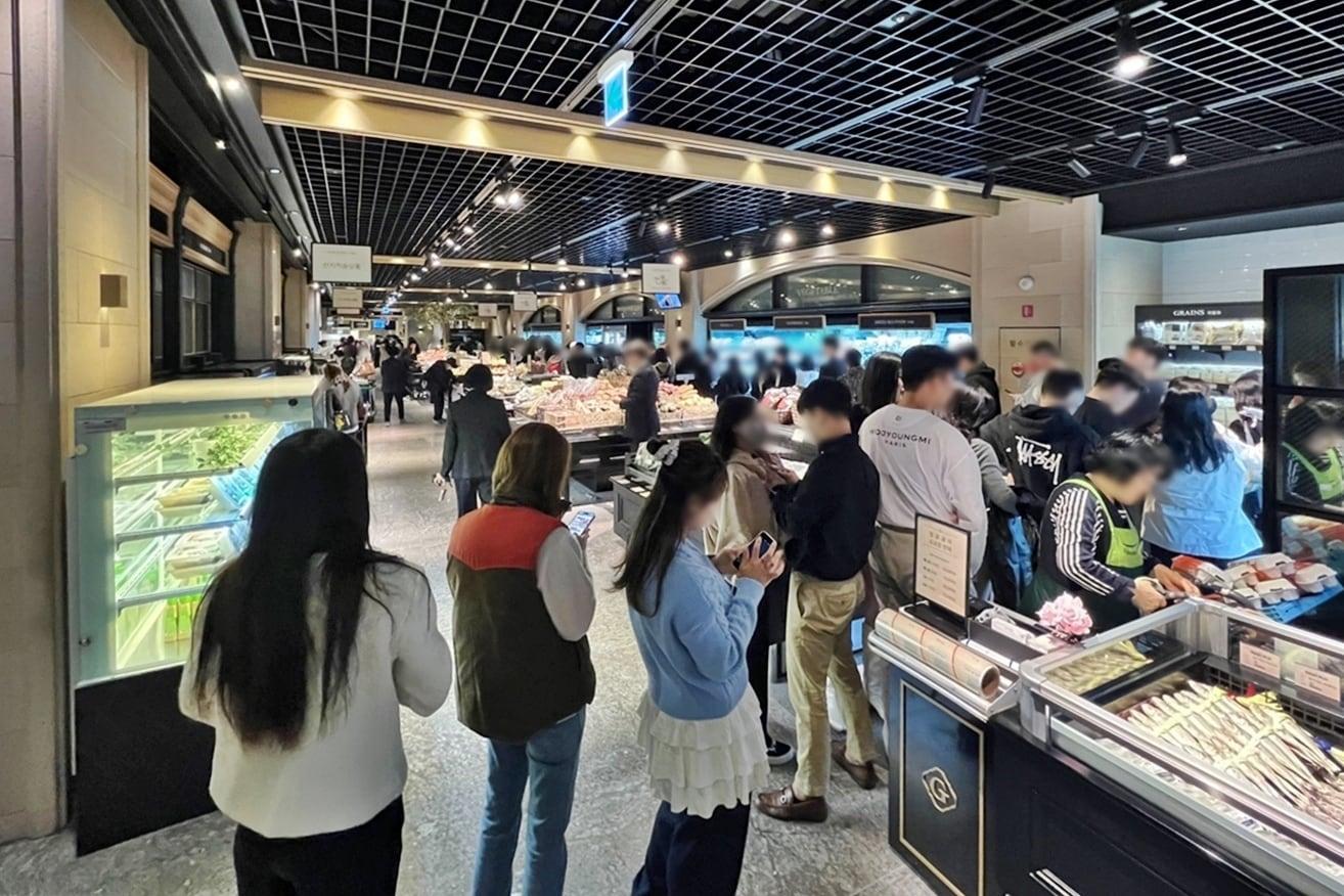 본문 이미지 - 명품관에서 진행한 박은영 셰프 동파육 만두 팝업 대기줄 현장.(갤러리아 제공). 