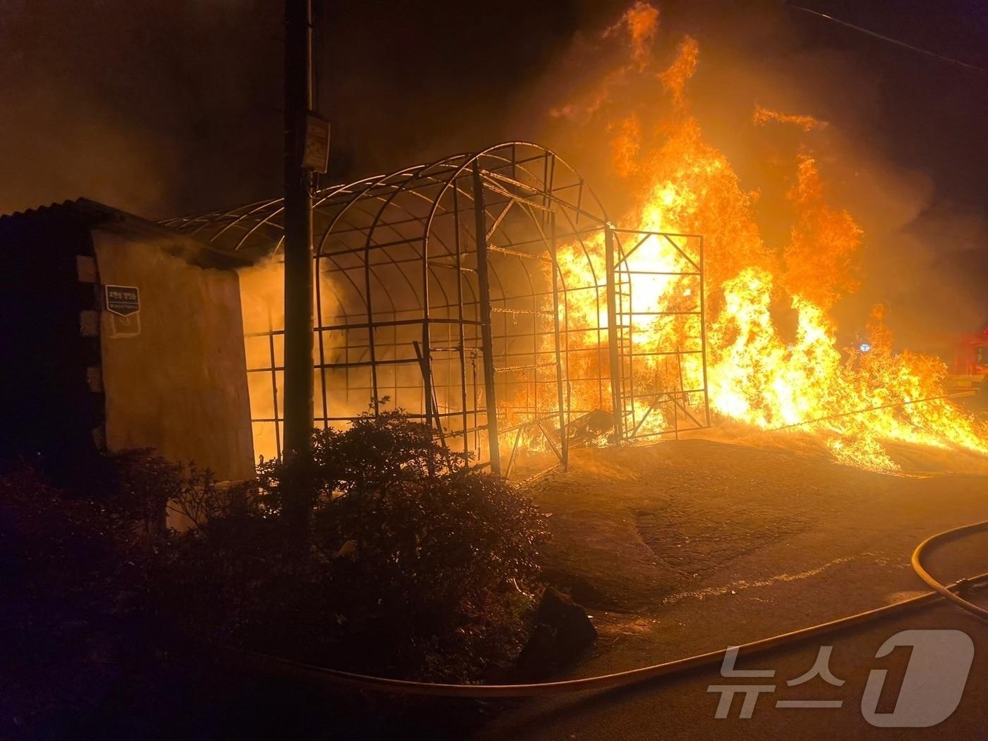 본문 이미지 - 11일 오후 10시 40분쯤 전남 나주시 공산면 한 주택에서 불이 나 연기가 치솟고 있다.(나주소방서 제공)2024.12.12/뉴스1