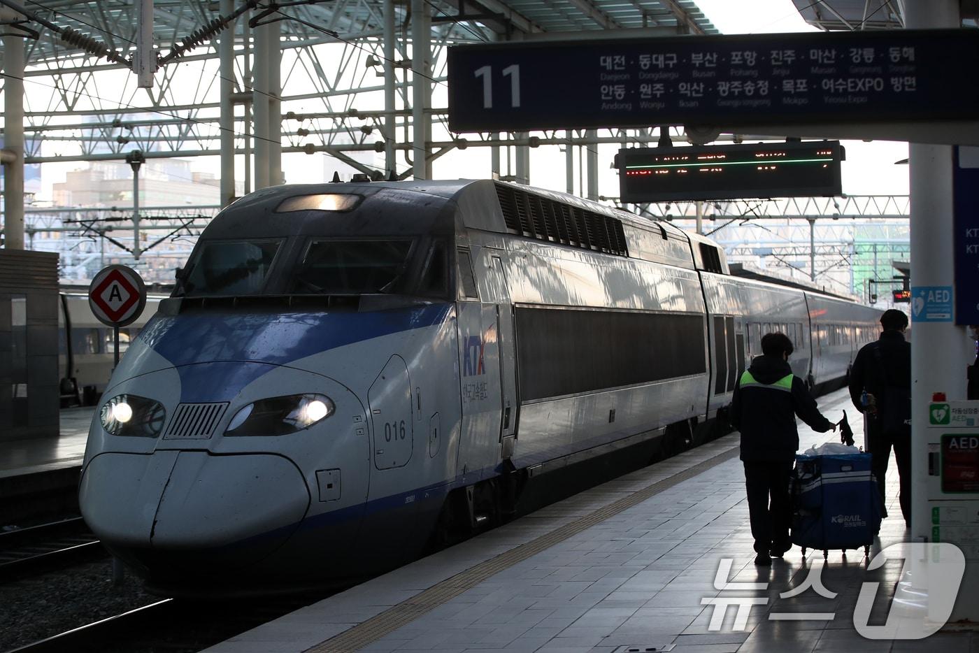 본문 이미지 - 12일 서울역에 열차가 도착하고 있다.  2024.12.12/뉴스1 ⓒ News1 이승배 기자