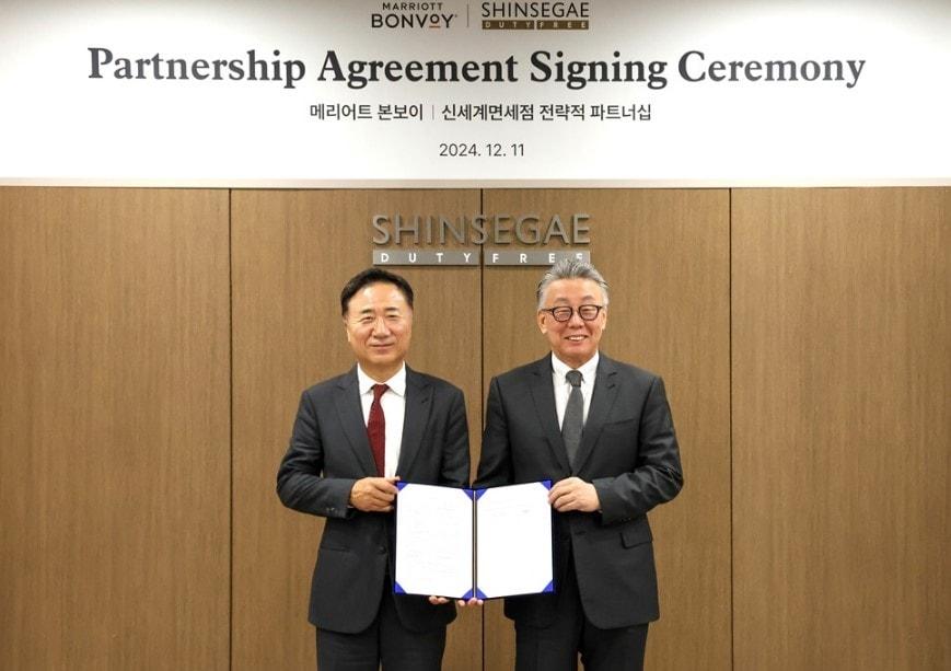 본문 이미지 - 지난 11일 서울 중구 신세계디에프에서 진행된 협약식에 유신열 신세계디에프 대표와 남기덕 메리어트 인터내셔널 한국·필리핀·베트남 지역 담당 대표가 기념 사진을 촬영하고 있다. (신세계디에프 제공)