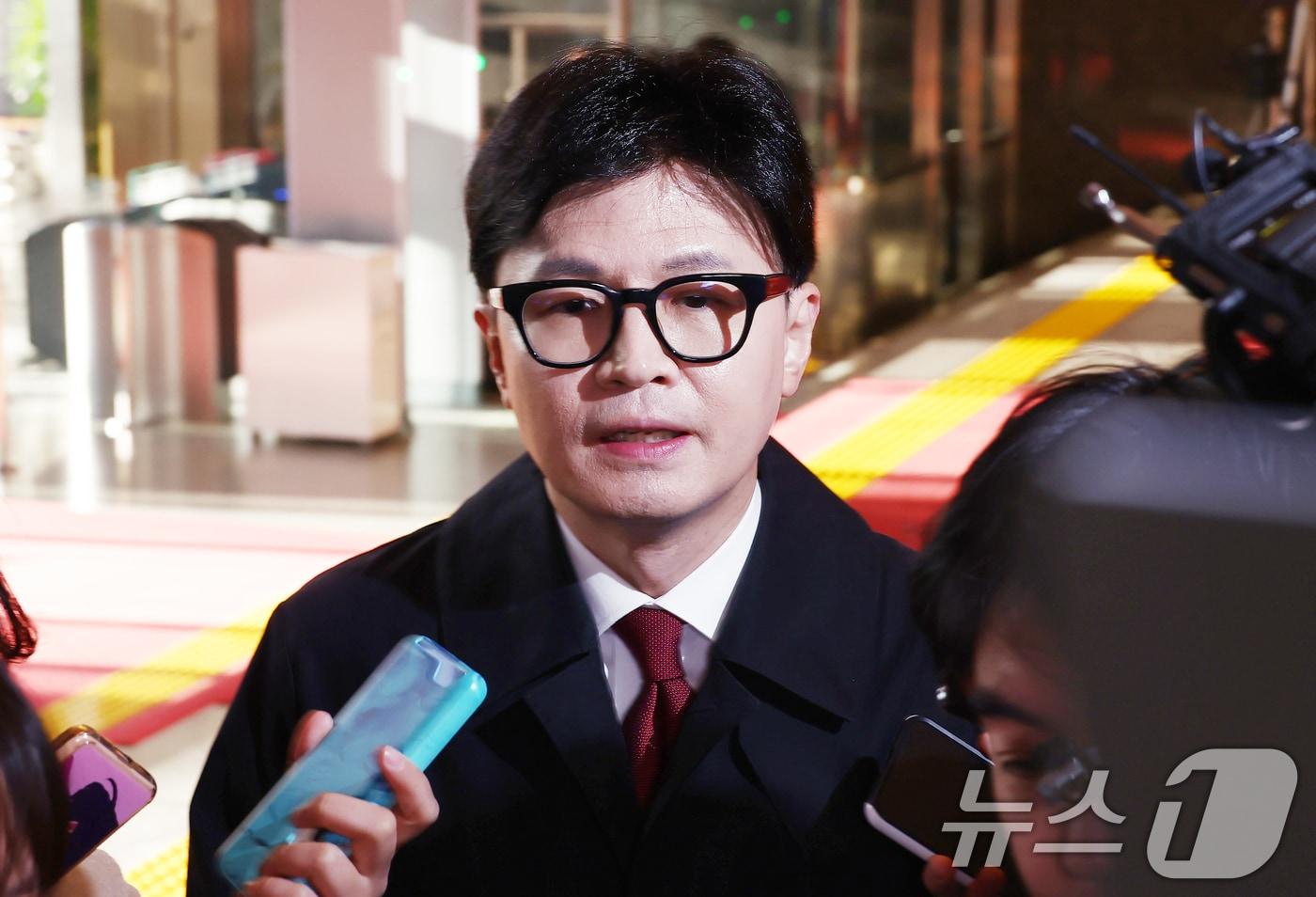 한동훈 당시 국민의힘 대표가 12일 오전 서울 여의도 국회에 도착해 당대표실로 향하고 있다. 2024.12.12/뉴스1 ⓒ News1 김민지 기자