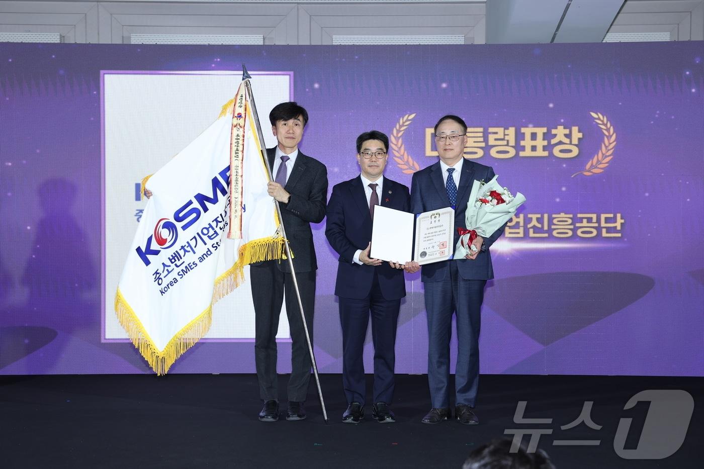 이병철 중진공 부이사장(왼쪽 3번째)이 11일 벤처창업진흥 유공 대통령표창 수상 후 기념촬영을 하고 있다. (중진공 제공)