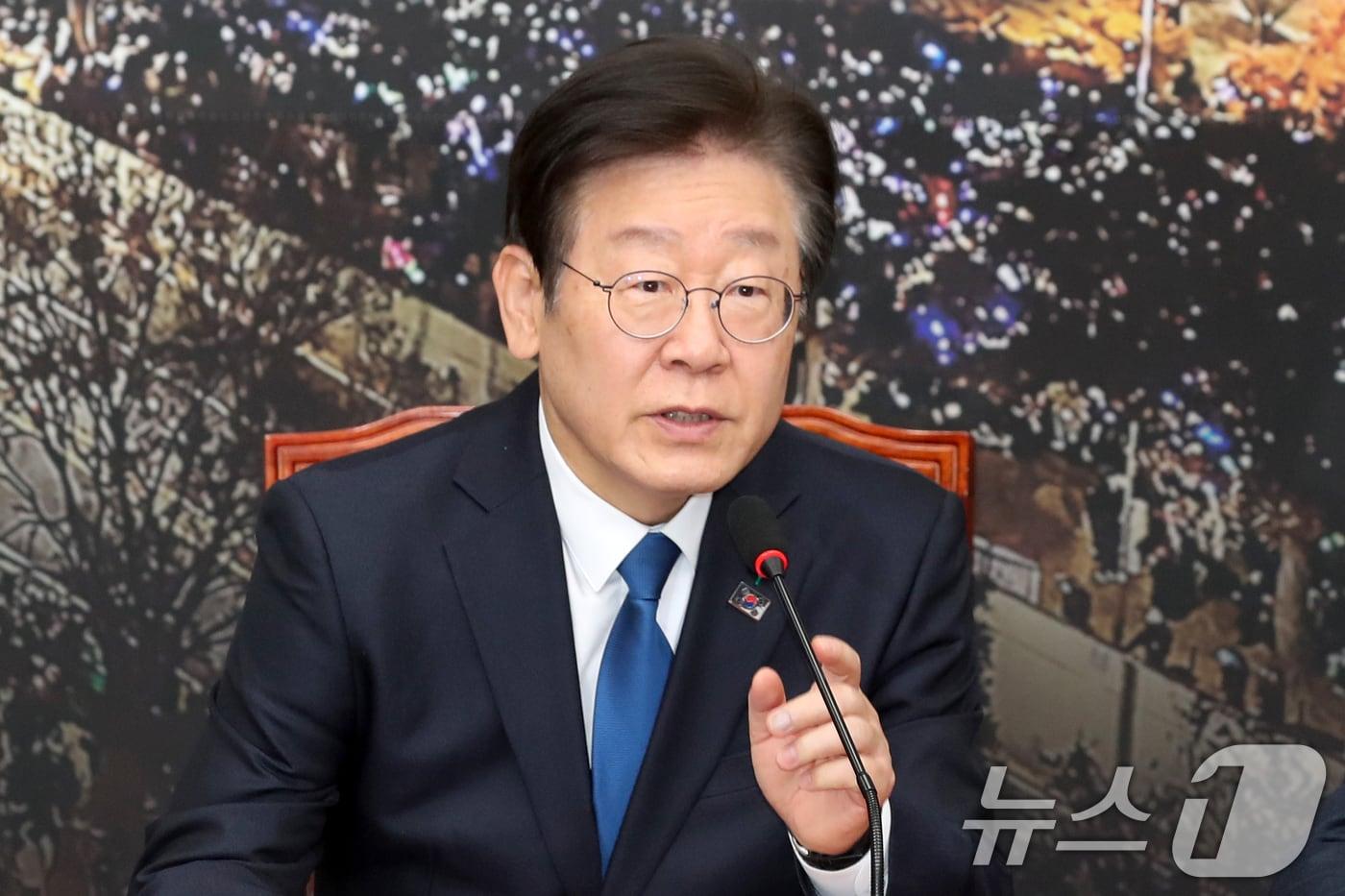 본문 이미지 - 이재명 더불어민주당 대표가 12일 오전 서울 여의도 국회에서 열린 최고위원회의에서 발언하고 있다. 2024.12.12/뉴스1 ⓒ News1 이광호 기자