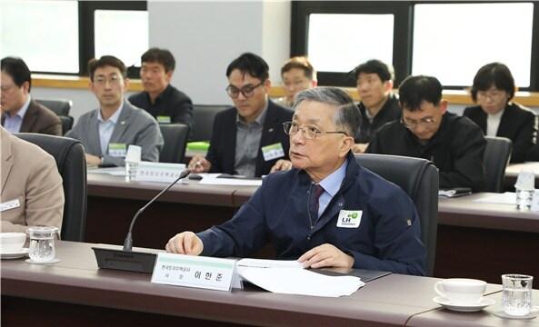 본문 이미지 - 지난달 이한준 LH 사장이 하남교산지구를 방문한 뒤, 주택착공 현황을 점검을 하고 있다./LH 제공