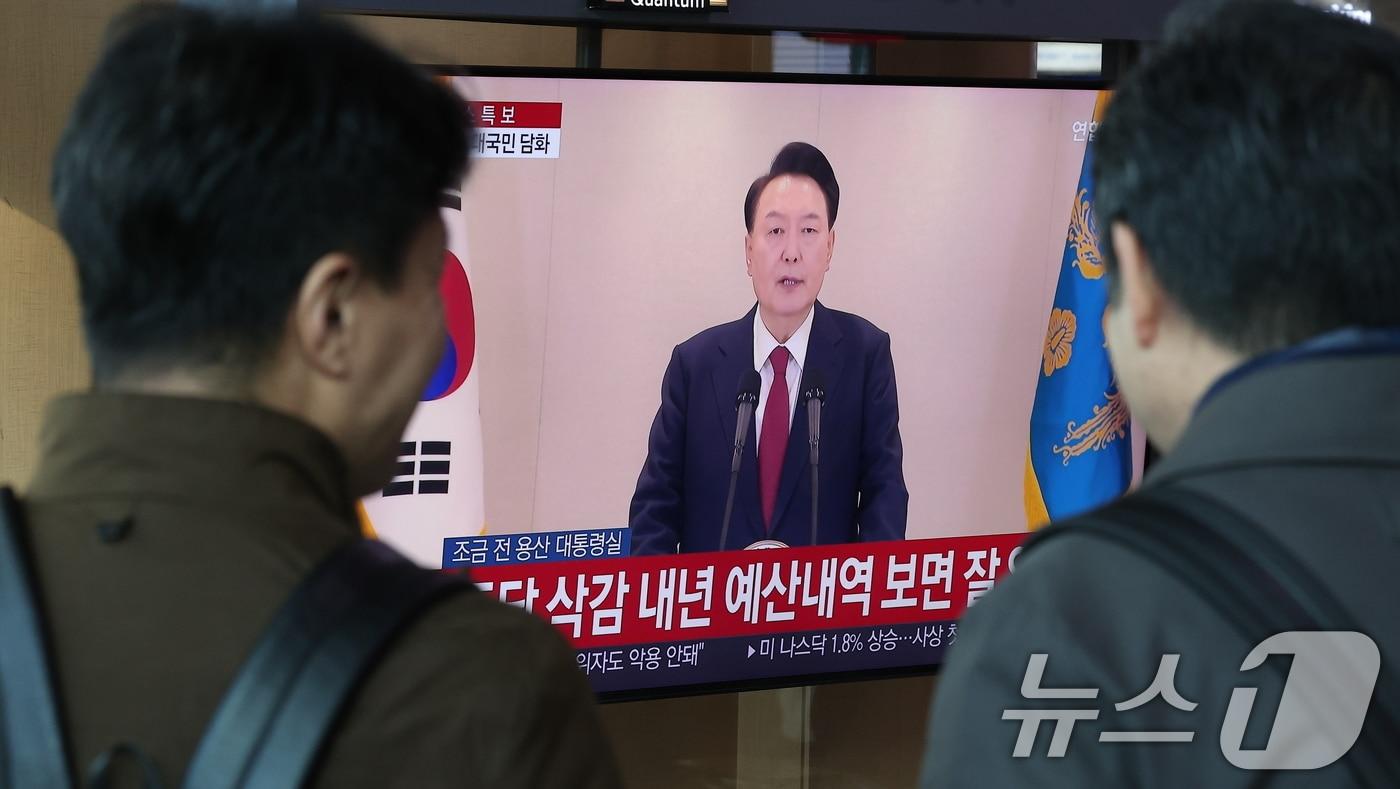 본문 이미지 - 윤석열 대통령에 대한 국회의 탄핵소추안 발의일인 12일 서울 중구 서울역 대합실에서 시민들이 윤석열 대통령의 4번째 대국민 담화를 시청하고 있다. 2024.12.12/뉴스1 ⓒ News1 김성진 기자