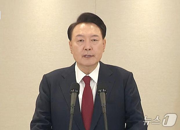본문 이미지 - 윤석열 대통령이 12일 서울 용산 대통령실 청사에서 대국민 담화를 발표하고 있다. &#40;YTN 캡처&#41; 2024.12.12/뉴스1 ⓒ News1 송원영 기자