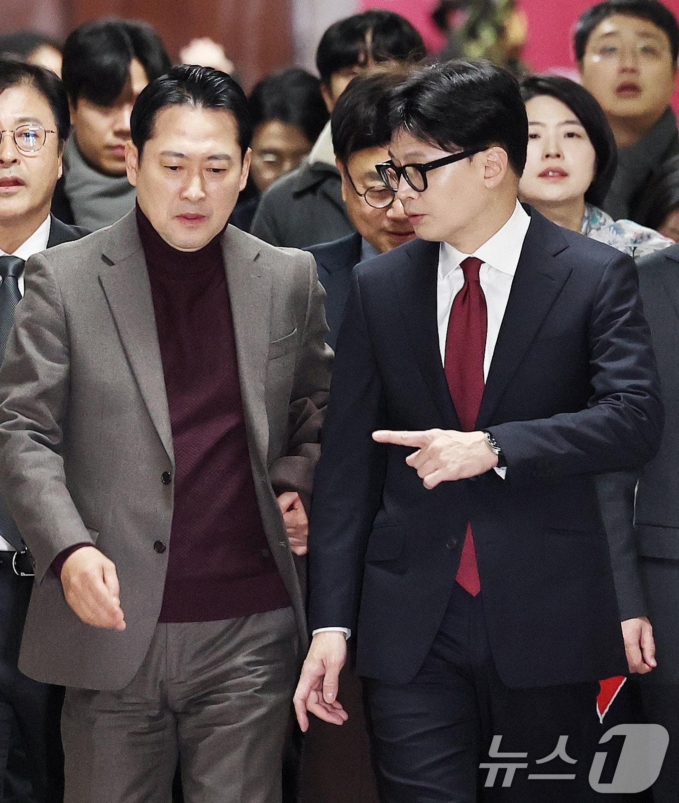 본문 이미지 - 2024년 12월 12일 당시 국민의힘 한동훈 대표와 장동혁 최고위원이 12일 오전 서울 여의도 국회에서 열린 최고위원회의에 참석하며 대화하고 있다. 2024.12.12/뉴스1 ⓒ News1 구윤성 기자