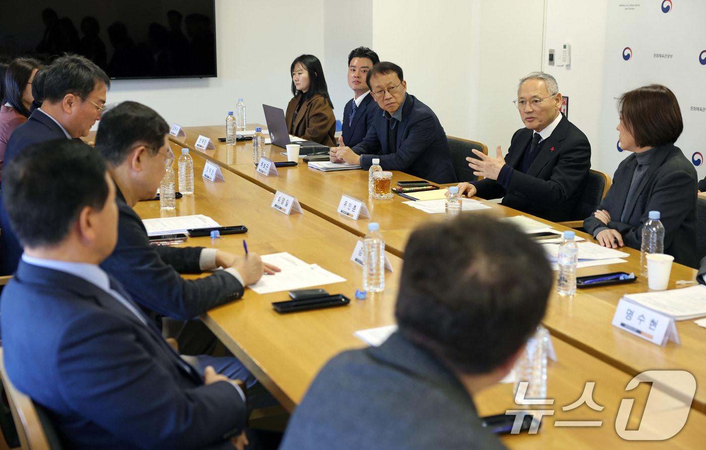 유인촌 문화체육관광부 장관이 12일 서울 종로구 국립현대미술관 서울관에서 오는 15일 개최될 제5회 한일중 스포츠 장관회의를 앞두고 수영, 유도, 탁구, 양궁, 빙상, 축구 등 6개 종목단체 관계자를 만나 3국의 체육 교류 활성화 방안을 논의하고 있다. &#40;문화체육관광부 제공&#41; 2024.12.12/뉴스1