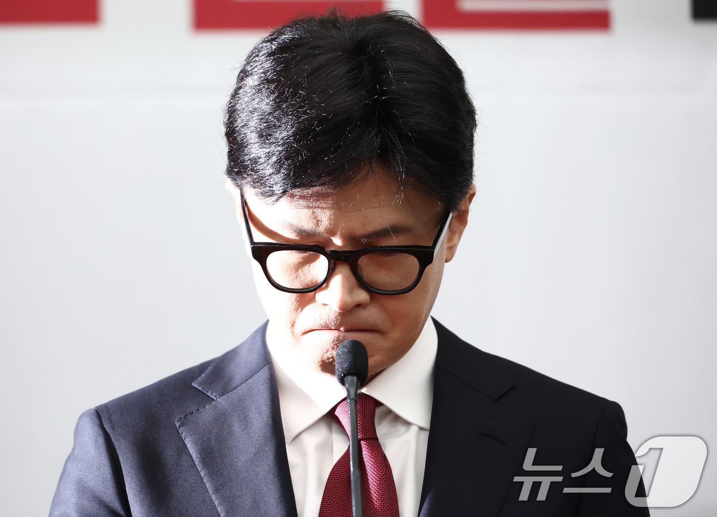 본문 이미지 - 한동훈 국민의힘 대표가 12일 오전 서울 여의도 국회에서 열린 원내대표 선출 의원총회에서 인사말에 앞서 고개를 떨군 채 침묵하고 있다. 2024.12.12/뉴스1 ⓒ News1 김민지 기자