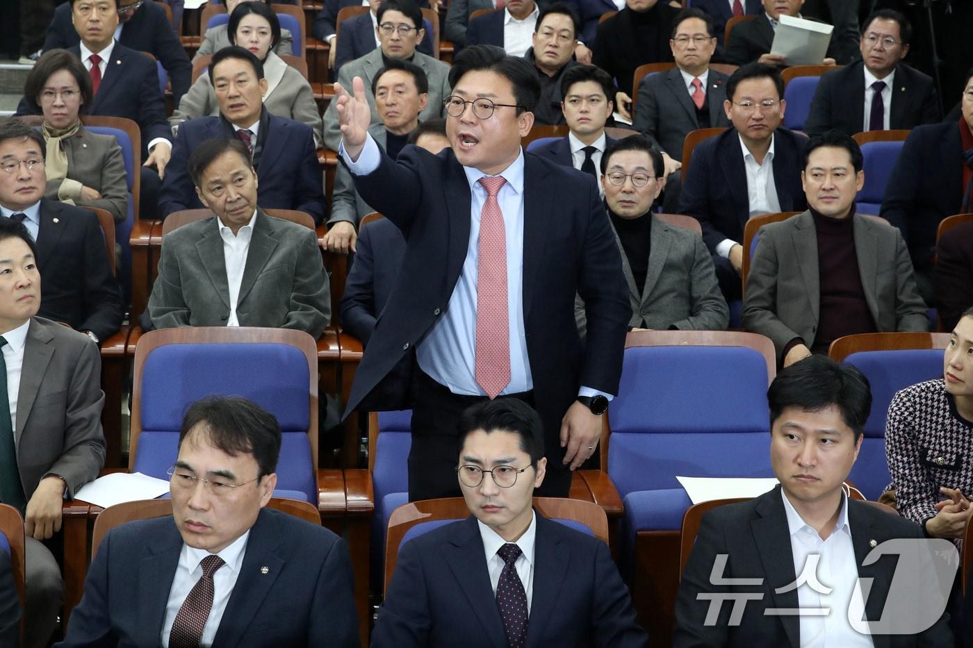 강명구 국민의힘 의원이 2024년 12월 12일 오전 서울 여의도 국회에서 열린 원내대표 선출 선거 의원총회에서 한동훈 대표가 윤석열 대통령 담화 내용을 비판하자 일어나서 강력히 항의하고 있다. 2024.12.12/뉴스1 ⓒ News1 이광호 기자