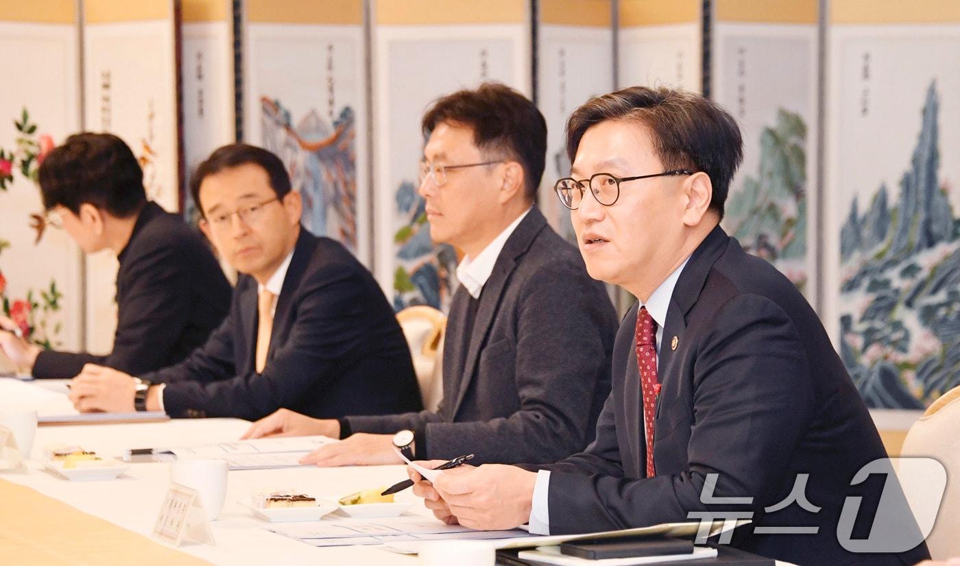 김범석 기획재정부 차관이 12일 오전 서울 종로구 정부서울청사에서 열린 '2차 경제금융상황 점검 전담반 회의'를 주재하고 있다. (기획재정부 제공) 2024.12.12/뉴스1