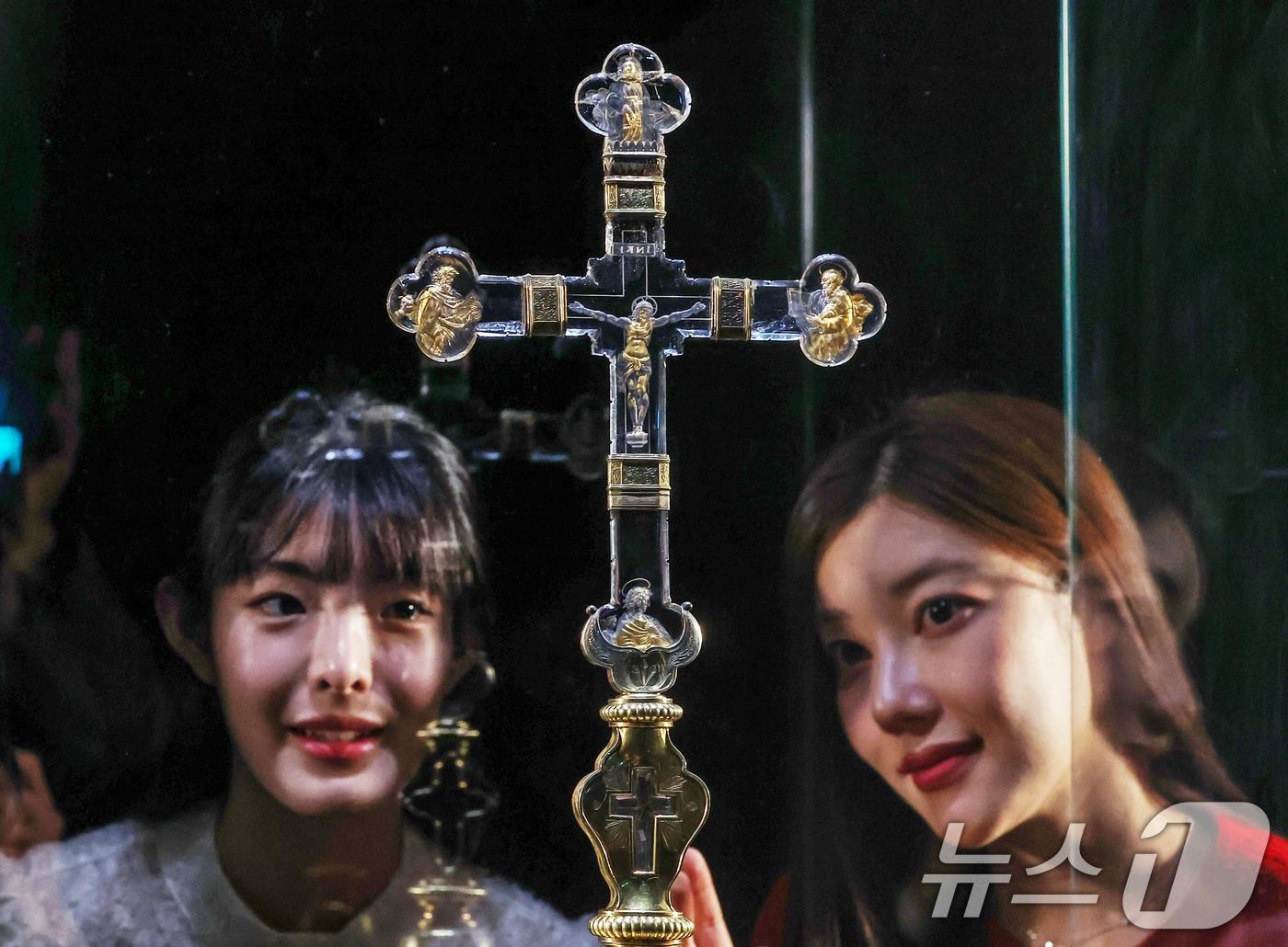 본문 이미지 - 12일 오전 서울 송파구 롯데월드타워 롯데뮤지엄에서 모델들이 '디 아트 오브 주얼리(The Art of Jewellery) : 고혹의 보석, 매혹의 시간' 전시 개막을 맞아 르네상스 거장 발레리오 벨리의 '십자가(Cross)'를 선보이고 있다. 2024.12.12/뉴스1 ⓒ News1 민경석 기자