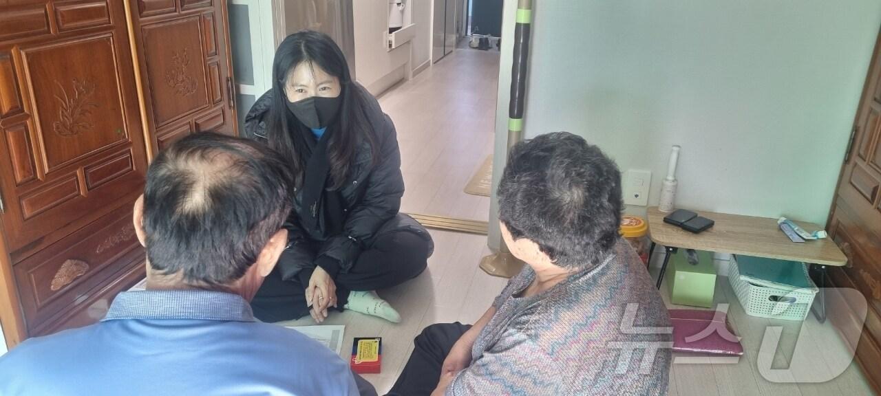 본문 이미지 - 안동시 공무원이 기초생활수급 가정을 방문해 새로운 제도 등을 설명하고 있다. (안동시 제공)2024.12.12/뉴스1