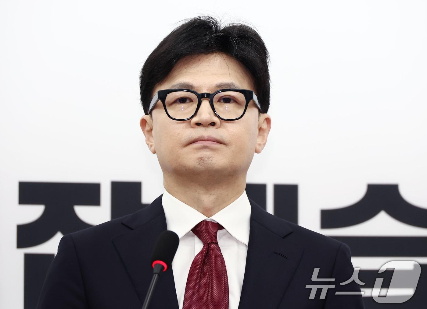 본문 이미지 - 한동훈 국민의힘 대표가 12일 오전 서울 여의도 국회에서 대통령 탄핵 관련 입장 발표를 하고 있다. 2024.12.12/뉴스1 ⓒ News1 김민지 기자