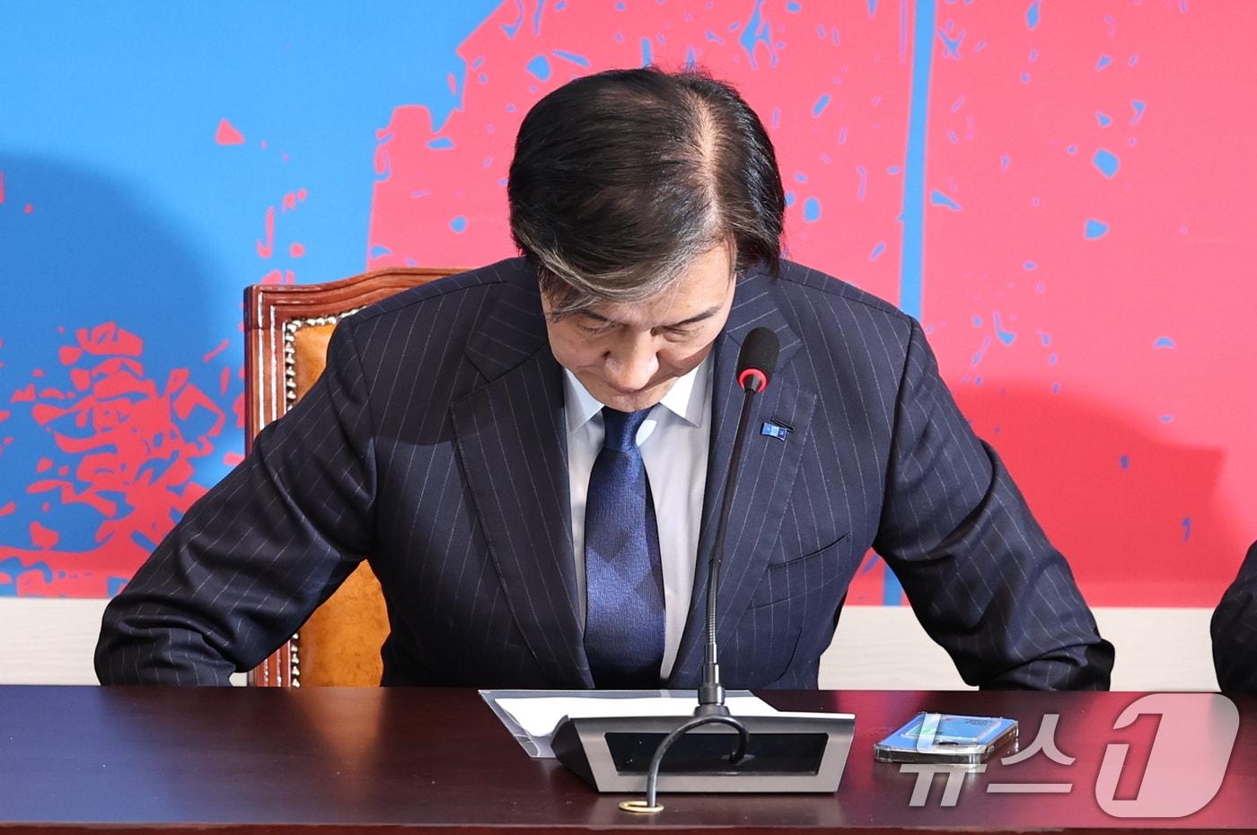 조국 조국혁신당 대표가 12일 오후 서울 여의도 국회에서 대법원 판결 관련 입장 전 인사를 하고 있다. 2024.12.12/뉴스1 ⓒ News1 구윤성 기자