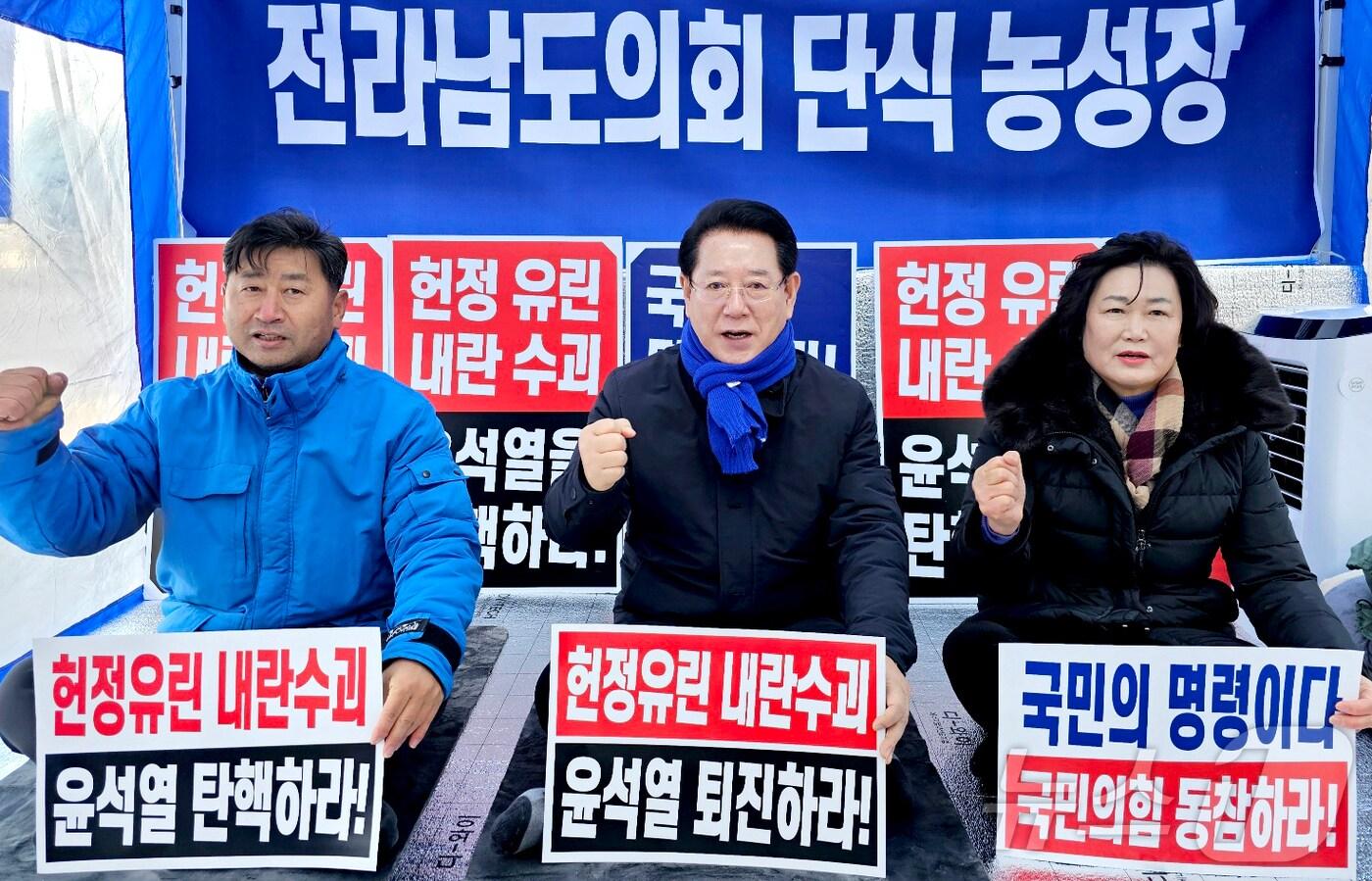 김영록 전라남도지사가 12일 오전 전남도청 앞 &#39;윤석열 탄핵 및 국민의 힘 정당 해산을 촉구&#39;하는 전남도의회 단식농성장을 방문해 윤석열 탄핵을 촉구하고 있다. &#40;독자 제공&#41; 2024.12.12/뉴스1 ⓒ News1 전원 기자