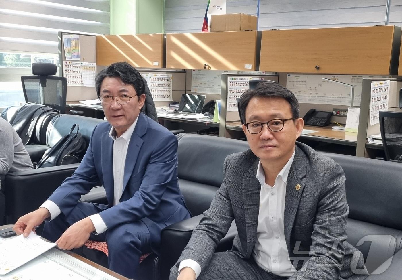 12일 김성수 전북자치도의회 예결위원장(오른쪽)과 정종복 부위원장이 예산 심사에 대해 설명하고 있다.2024.12.12/뉴스1