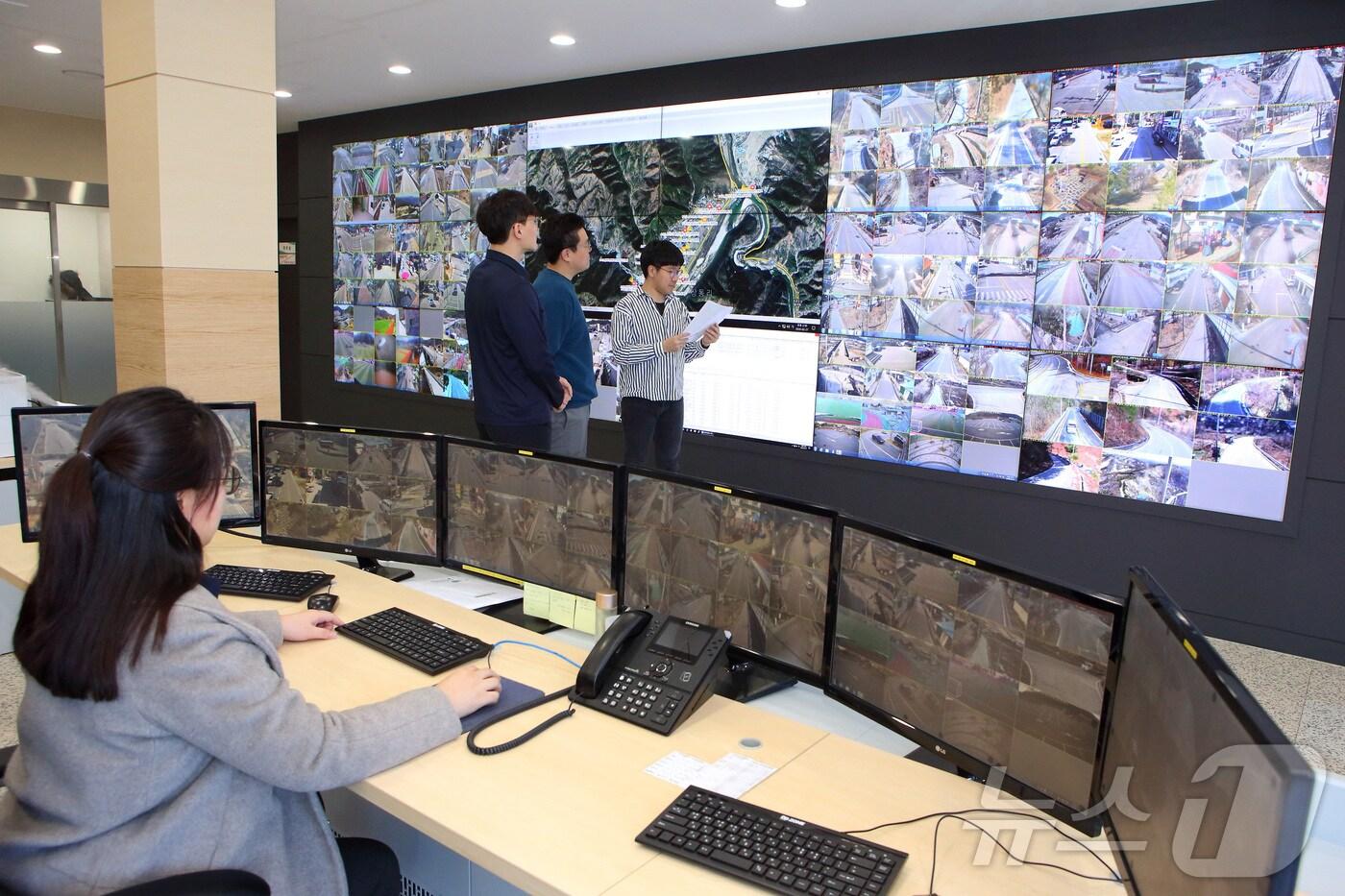 본문 이미지 - 인제군 CCTV 통합 관제센터.(인제군 제공)/뉴스1