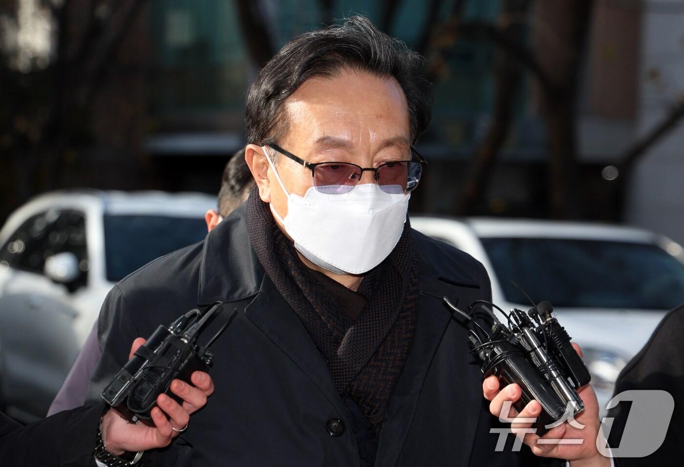 400억 원대 친인척 부당 대출 혐의를 받는 손태승 전 우리금융지주 회장이 12일 오후 서울 양천구 서울남부지법에서 열린 구속 전 피의자 심문&#40;영장실질심사&#41;에 출석하고 있다. 2024.12.12/뉴스1 ⓒ News1 김명섭 기자