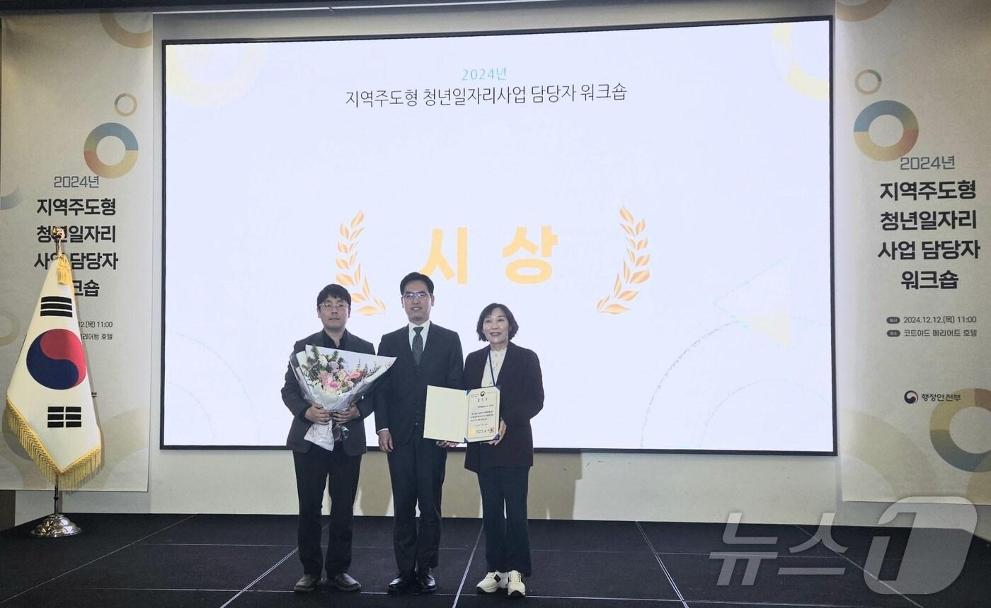 본문 이미지 -   부안군이 행정안전부 ‘2024 지역주도형 청년일자리사업’에서 장관 표창을 받았다.(부안군 제공)2024.12.12/뉴스1