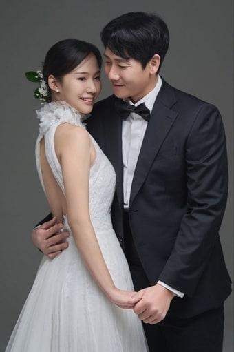 본문 이미지 - 프로야구 삼성 라이온즈의 투수 이상민과 신부 최송이씨. (삼성 라이온즈 제공)