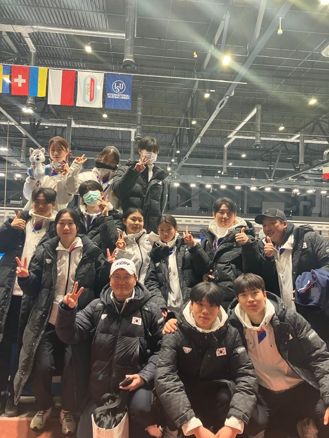 본문 이미지 - 한국이 2024-25 ISU 주니어 스피드스케이팅 월드컵 2차 대회에서 금메달 5개와 은메달 개를 수확했다. (대한빙상경기연맹 제공)