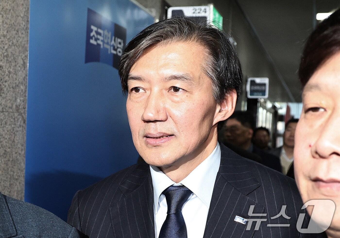 조국 조국혁신당 대표가 12일 오후 서울 여의도 국회에서 대법원 판결 관련 입장을 밝힌 뒤 회의실을 나서고 있다. 2024.12.12/뉴스1 ⓒ News1 구윤성 기자