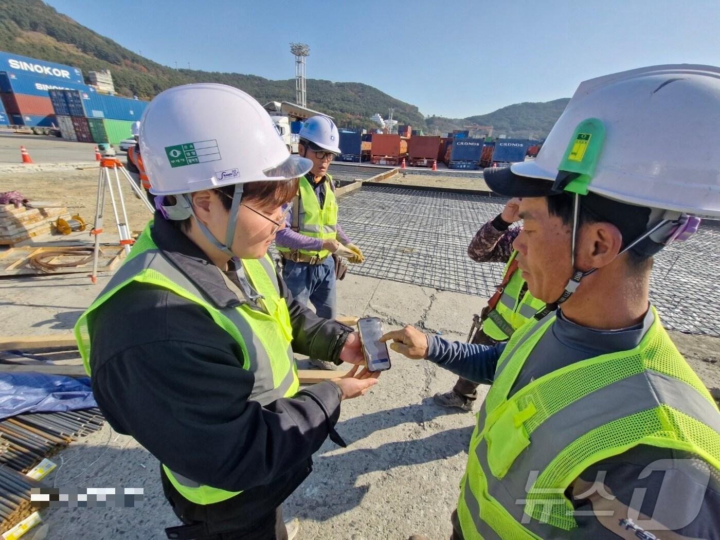 본문 이미지 - 건설현장 관계자가 소규모 건설현장 상시 위험성 진단을 하고 있다.(BPA 제공)
