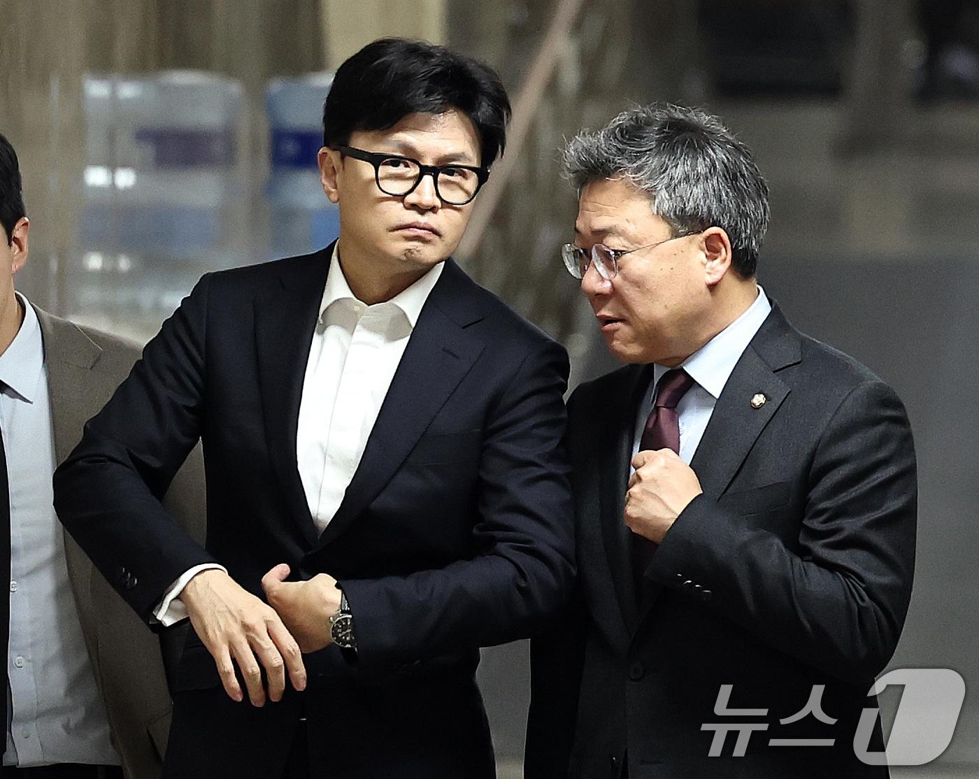 본문 이미지 - 한동훈 당시 국민의힘 대표가 12일 오후 서울 여의도 국회에서 열린 의원총회에 참석한 뒤 의총장을 나서며 박정하 의원과 대화하고 있다. 2024.12.12/뉴스1 ⓒ News1 구윤성 기자