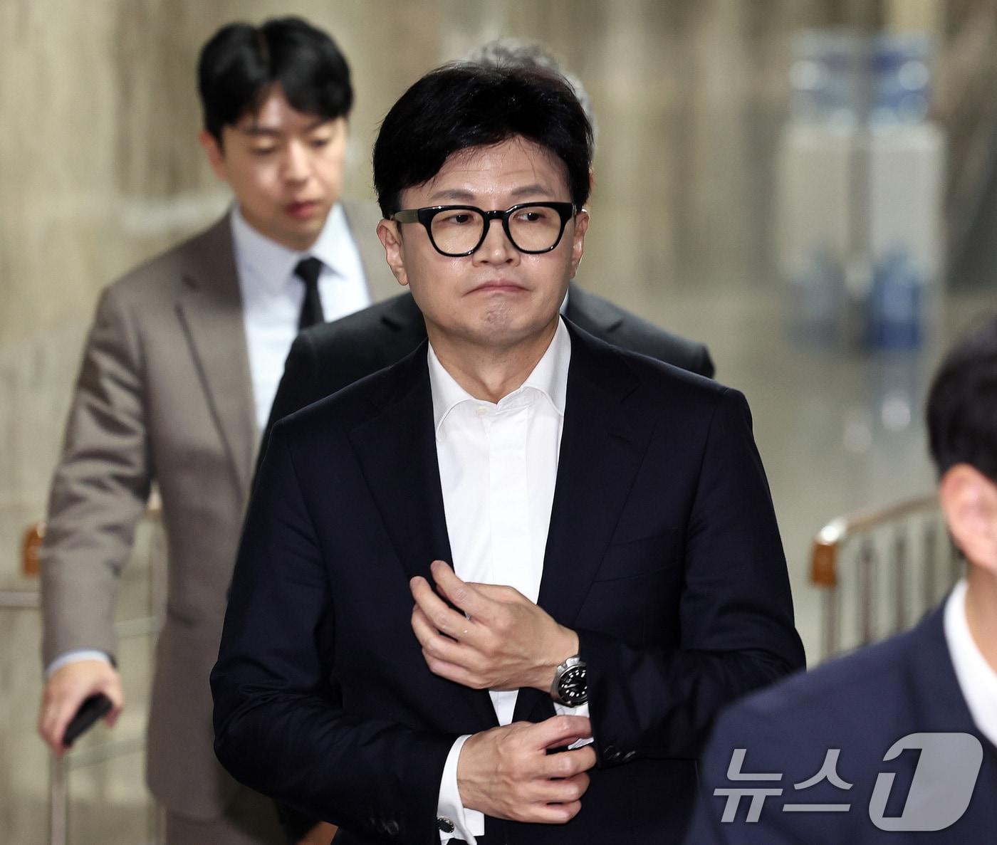 본문 이미지 - 한동훈 국민의힘 대표가 12일 오후 서울 여의도 국회에서 열린 의원총회를 마친 뒤 의총장을 나서고 있다. 2024.12.12/뉴스1 ⓒ News1 구윤성 기자