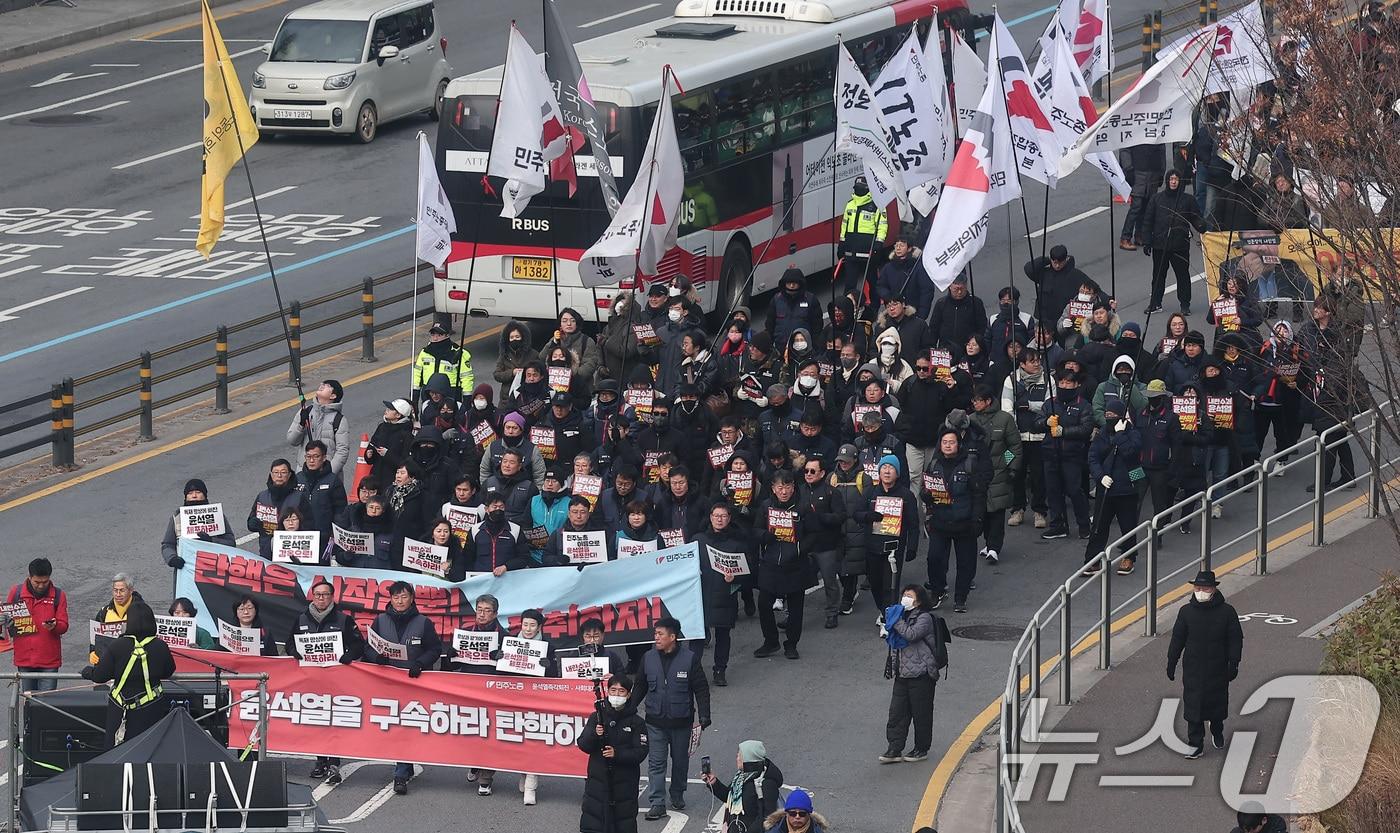 민주노총 조합원들이 12일 서울 중구 세종대로에서 열린 '내란주범 윤석열 즉각 탄핵구속! 내란동조 국민의힘 해체!' 노동자 시민대회에서 대통령실 방향으로 행진하고 있다. 2024.12.12/뉴스1 ⓒ News1 김성진 기자