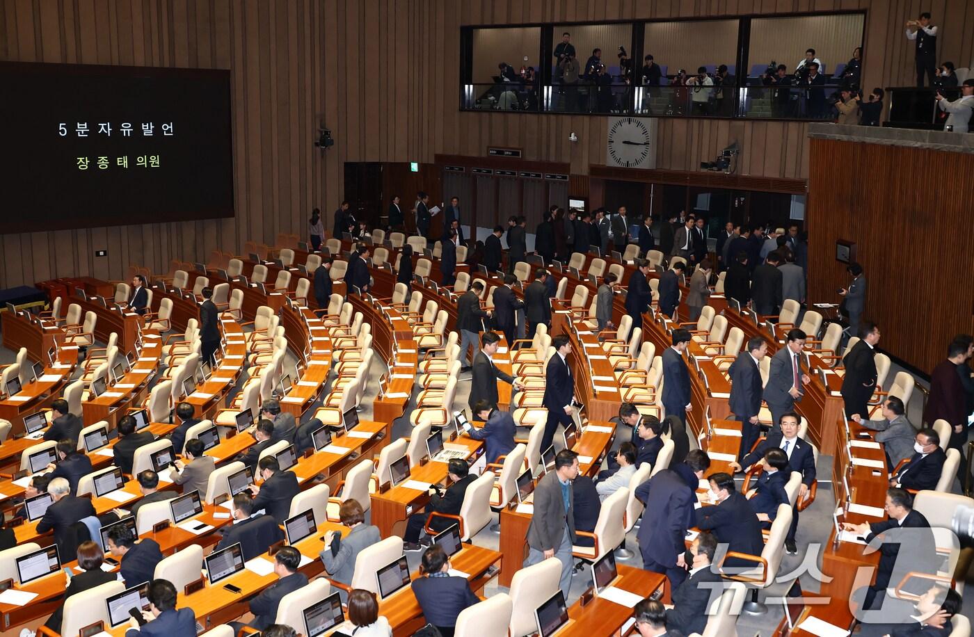 12일 오후 서울 여의도 국회에서 열린 제419회국회&#40;임시회&#41; 제2차 본회의에서 윤석열 대통령 내란 일반 특검법과 김건희 특검법이 가결된 후 자유발언이 시작되자 국민의힘 의원들이 퇴장하고 있다. 2024.12.12/뉴스1 ⓒ News1 김민지 기자