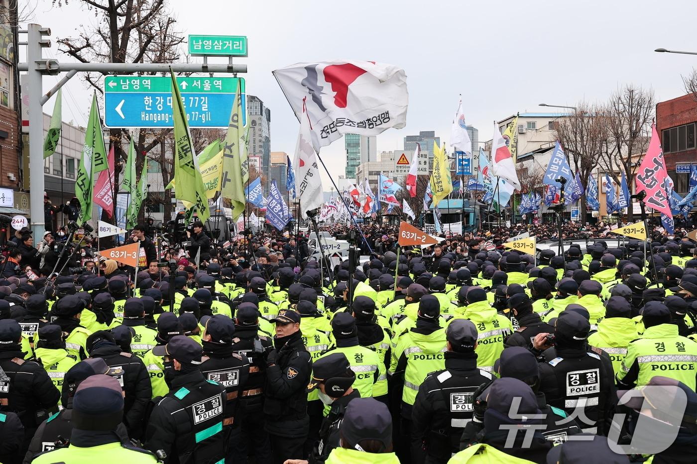 본문 이미지 - 2024년 12월 12일 민주노총 조합원들이 서울 용산구 대통령실 방향으로 행진하다 길을 막는 경찰과 대치하고 있는 모습. 2024.12.12 ⓒ 뉴스1 김성진 기자