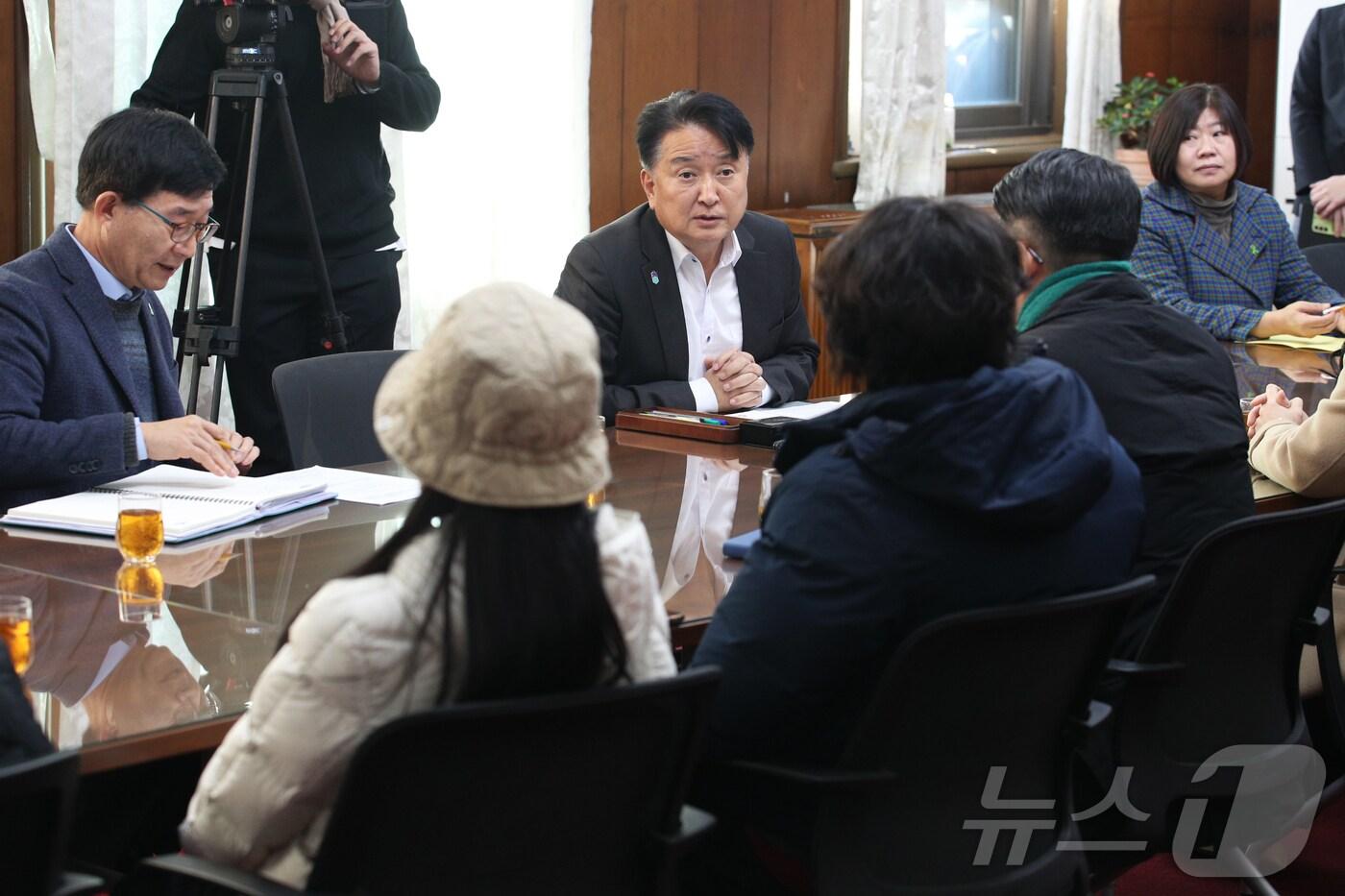 김영환 충북지사와 오송 지하차도 참사 유가족이 12일 도청에서 면담하고 있다.(충북도 제공)